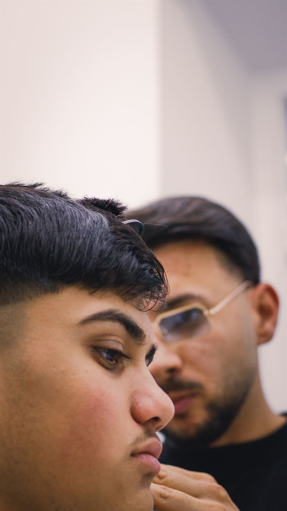 Augenbrauenbehandlung beim Herren-Barbier